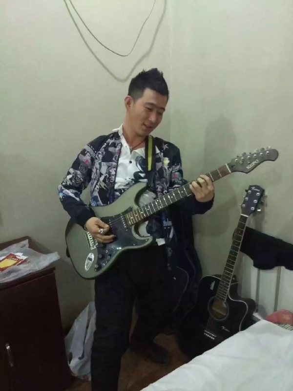 小吉他的第一张照片--丽水相亲服务中心