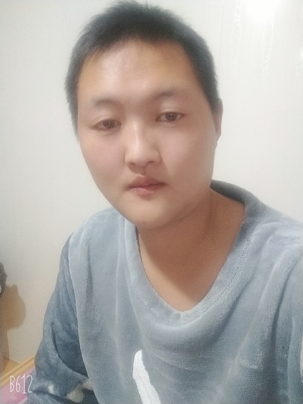 烟圈里透着伤的第二张照片--丽水相亲服务中心