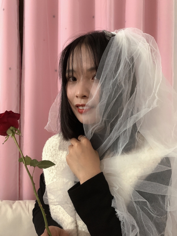 持紫菜包饭的女孩的第一张照片--丽水相亲服务中心