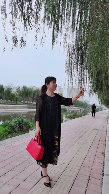 周本玲的第一张照片--丽水相亲服务中心