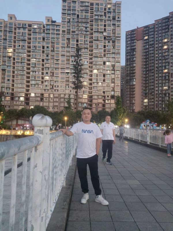 寂寞的男人的第一张照片--丽水相亲服务中心