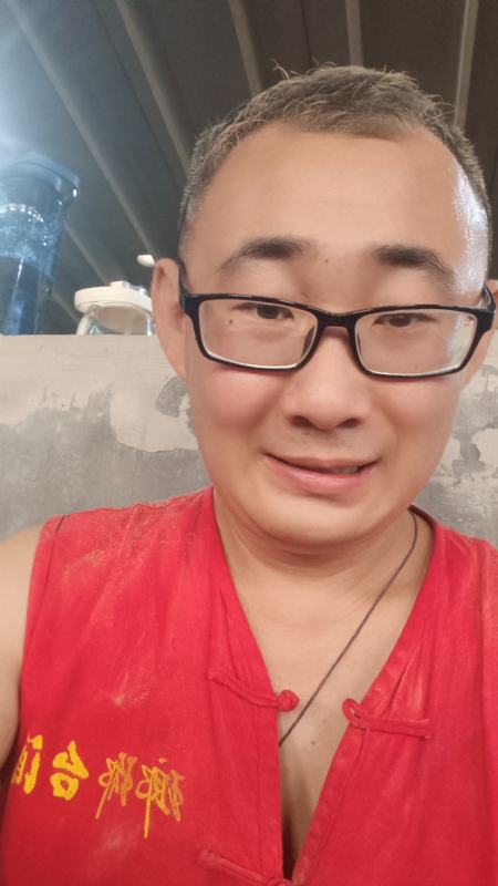 黑黑一笑的第二张照片--丽水相亲服务中心